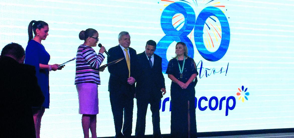 El alcalde de Santa Cruz, Percy Fernández, entrega el reconocimiento a la presidenta de Farmacorp.