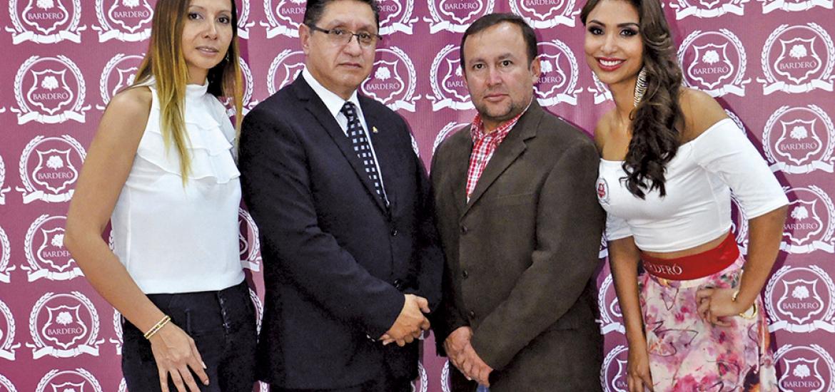 Paola Illanes, Juan Murrillo, Jhonny Cardona (sub gerente) y la imagen de la empresa.