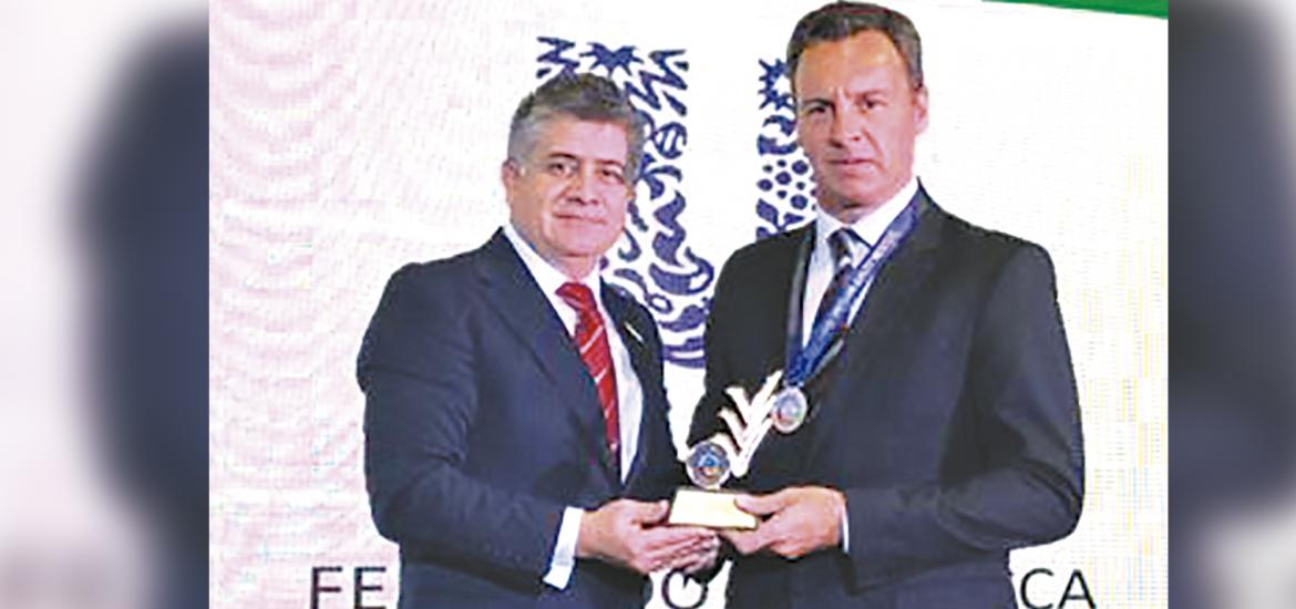 El Gerente General de Unilever Bolivia, Fernando Ciarrocca (derecha), al momento de recibir el galardón.