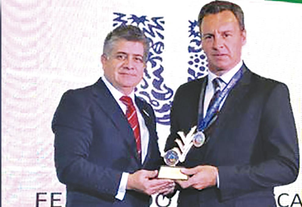 El Gerente General de Unilever Bolivia, Fernando Ciarrocca (derecha), al momento de recibir el galardón.